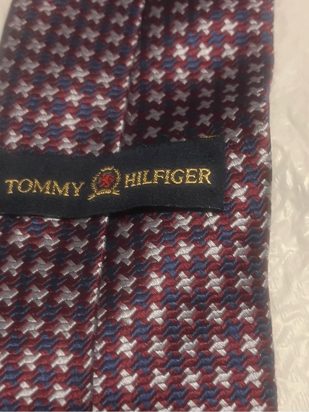 Tommy Hilfiger Men's Burgundy Houndstooth Silk Tie - Picture 2 of 4